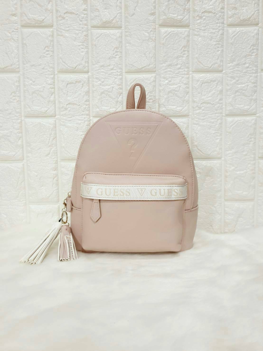 Gesabel Convertible Gym Backpack กระเป๋าสะพายมัลติฟังชั่นเก๋ๆ ขนาดกำลังดี สามารถสะพายหลัง สะพายข้างหรือ crossbody ก็ได้นะคะ ดูดีมากๆค่า ด้านหน้าปั๊มแบรนด์สามเหลี่ยม เปิดปิดด้วยซิป มีช่องซิปซ่อนด้านหน้า 1 ช่อง ด้านใน 1 ช่อง ภายในโล่งกว้าง สามารถจุของได้เยอ