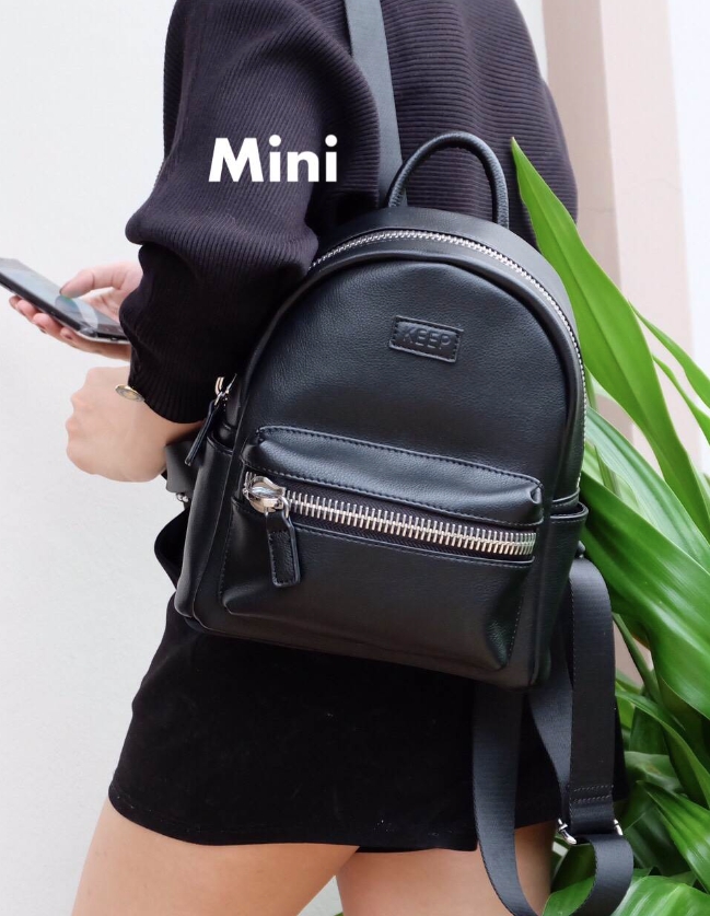 KEEP รุ่น Leather classic backpack >กระเป๋า หนังเนื้อดี นิ่มมาก ลายหนังชัด ทนทานคะ >น้ำหนักเบา ดีไซด์ ทันสมัย เข้าได้กับทุกชุด >สายสะพายเป็นหนังอย่างดี ด้านหน้าและด้านข้างประดับหมุด ด้านข้างมีช่องไว้ใส่ของได้ >ภายในตัวกระเป๋ามีช่องเก็บของจุกจิ
