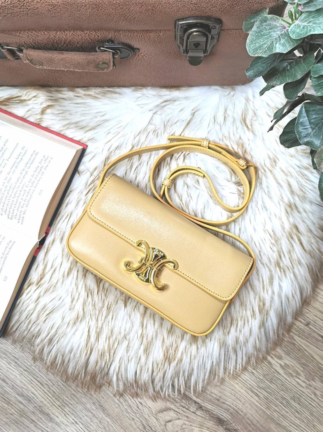 พรีเมี่ยมกิ๊ฟแท้ 100% 】CELINE TRIOMPHE SHOULDER BAG VIP GIFT WITH PURCHASE-GWP พรีเมี่ยมกิ๊ฟ Limited Edition จาก CELINE PERFUME DUTY FREE COUNTER วัสดุ TRIOMPHE & LEATHER ดีไซน์ยอดนิยมสไตล์สาว LISA