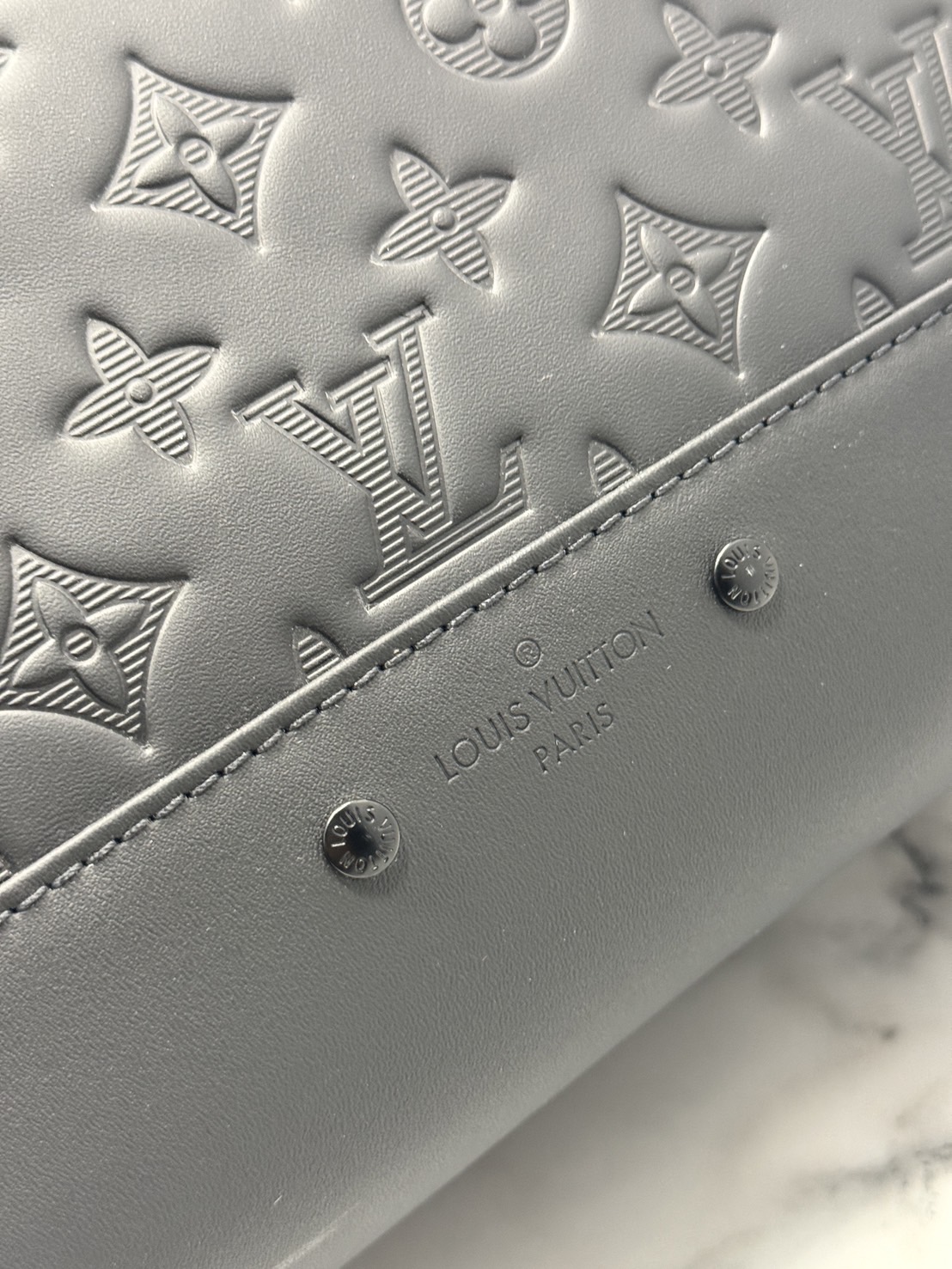 LV Racer Backpack กระเป๋าเป้สะพายหลัง รุ่นนี้สะท้อนถึงความสปอร์ตและเทห์ด้วยหนัง Monogram Shadow หนังแท้เนื้อนุ่มสีดำสง่างาม