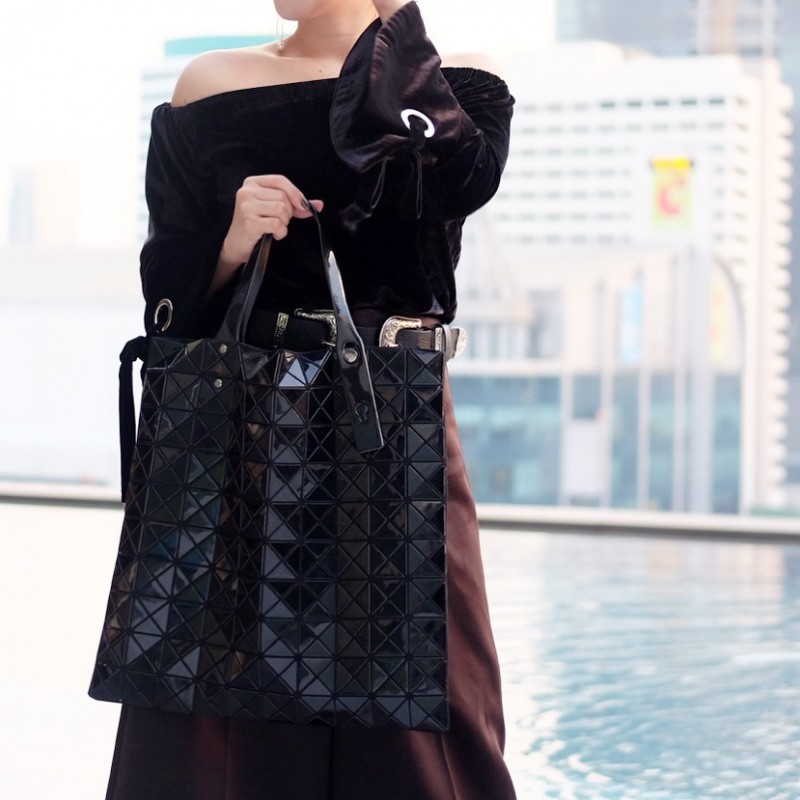 BAOBAO ISSEY MIYAKE 10x10 BLOCK TOTE BAG 39cm กระเป๋าถือทรง shopping โท้ทใบใหญ่ลายตาราง เกรดออริจินอล ภาพสินค้าถ่ายจากงานขายจริง ใช้งานต่างประเทศได้