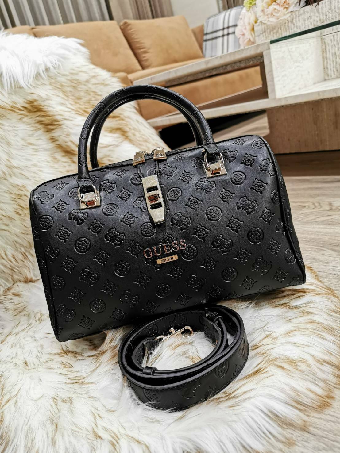 GUESS WOMEN’S SINGNATURE BOWLING BAG กระเป๋าสะพายทรง Bowling รุ่นใหม่จาก GUESS FACTORY หนังนิ่มสวยหรูอยู่ทรงปั้ม SINGNATURE BRAND รอบใบโดดเด่น ใบใหญ่กำลังดี น้ำหนักเบา ด้านหน้าประดับโลโก้ หูหิ้วเเข็งแรงพับลงได้ เปิดปิดด้วยซิปคู่สะดวกใช้ หัวซิปแบรนด์ ภายใน