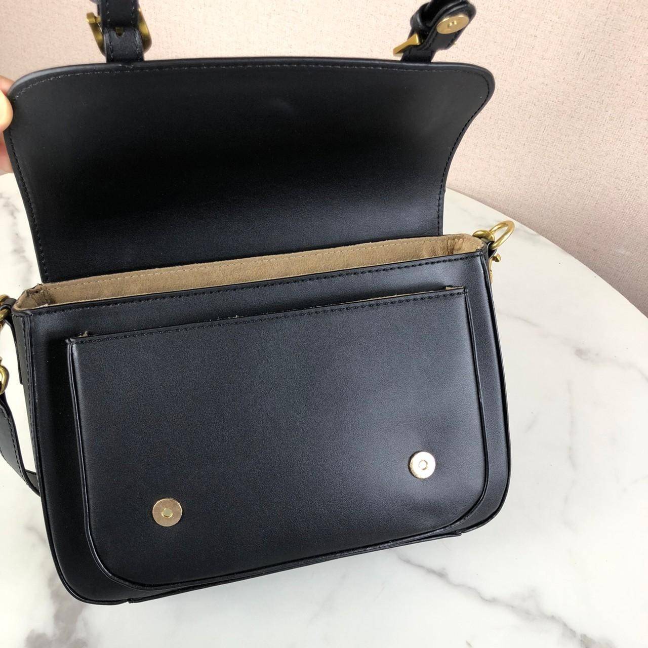 กระเป๋าถือและสะพาย TORY BURCH เปิด - ปิดกระเป๋าด้วยกระดุมแม่เหล็ก ด้านในแบ่งเป็น 2 ช่องใหญ่ และมี 1 ช่องซิป กับ 1 ช่องเล็กค่ะ สายสะพายสั้น 57 cm ถอดได้ ปรับไม่ได้ค่ะ สะพายสะพายยาว สามารถถอดและปรับได้ 3 ระดับค่ะ