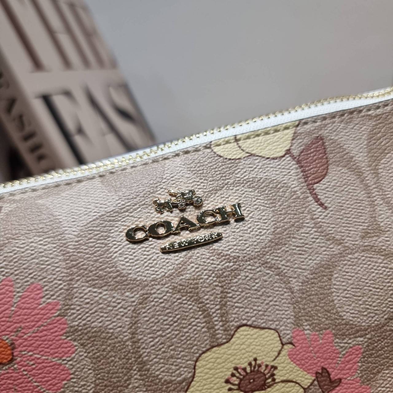 COACH F58321 TOP HANDLE POUCH คอลเลคชั่นสุดฮิต กับดีไซน์ใหม่ น่ารักน่าใช้ทุกแบบ กระเป๋าพอชทรงใช้งานง่าย สะดวก กะทัดรัด วัสดุหนังแคนวาสเคลือบคุณภาพ มาพร้อมสายคล้องในตัว และสายสะพาย crossbody ปรับเปลี่ยนได้ตามสไตล์ อีกหนึ่งไอเท็มที่สาวๆต้องมี ในราคาสุดคุ้ม 