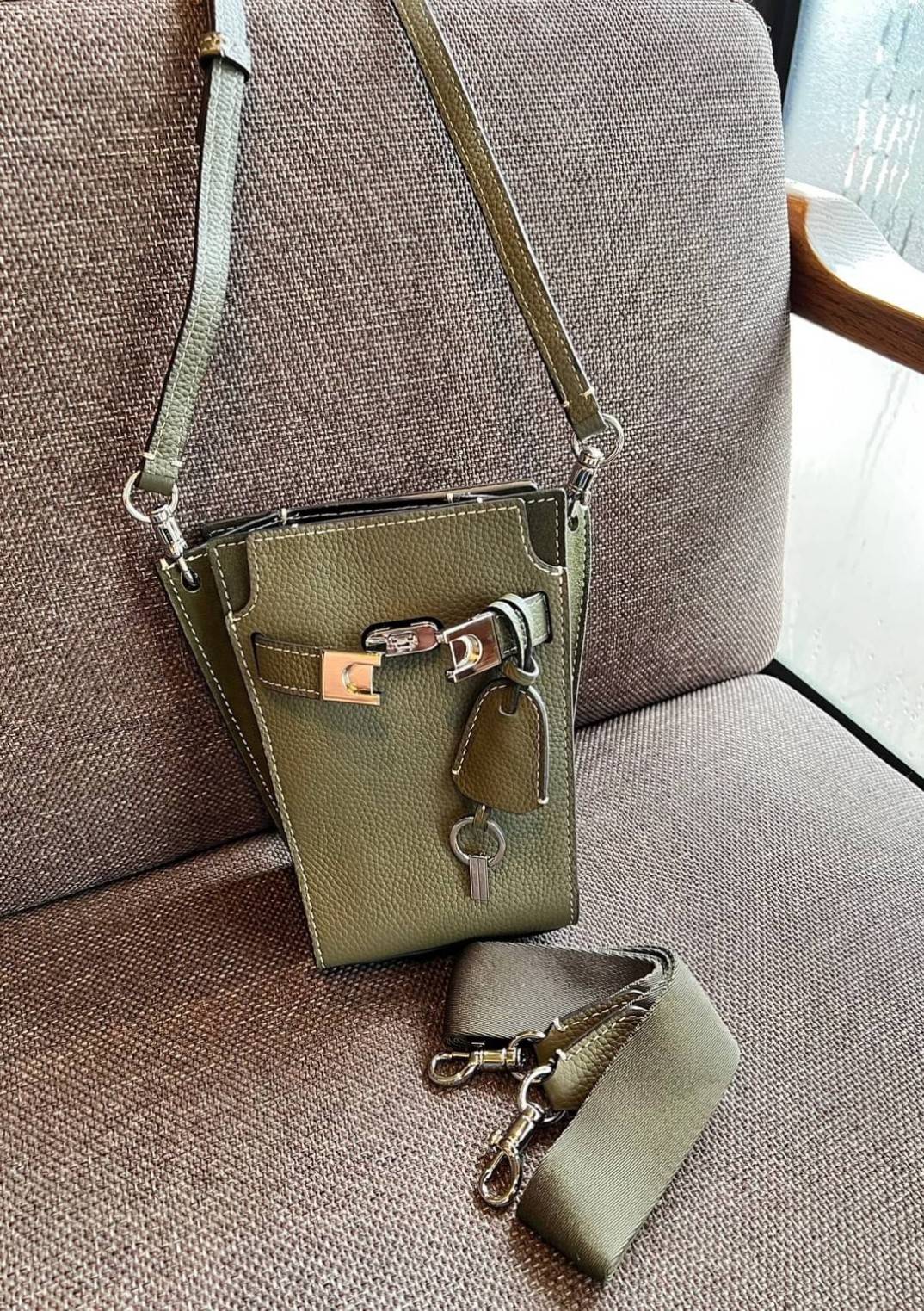 small TORY BURCH LEE RADZIWILL PEBBIED BAG ((139016)) แต่ใส่ได้จุ ขนาดพอดีลำตัว สวยมากๆค่ะ! ลุคหรูดูดีมากๆ กับกระเป๋าสะพายข้างจากTB รุ่นเล็ก