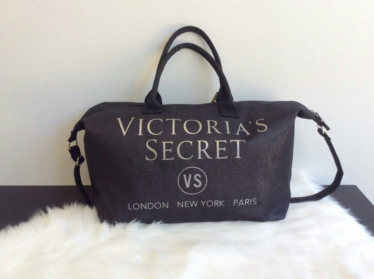 VICTORIA'S SECRET CANVAS GLITTER LARGE RUNWAY TRAVEL BAG 2017 กระเป๋าทรง Travel ใบใหญ่วัสดุ CANVAS GLITTER ด้านหน้าประดับโลโก้แบรนด์ glitter วิ๊งทั้งใบ เปิดปิดด้วยซิป ภายในกว้างจุสุดๆ ใส่เสื้อผ้าได้หลายชุด ไม่ว่าจะถือขึ้นเครื่อง, ไปต่างจังหวัด หรือไป