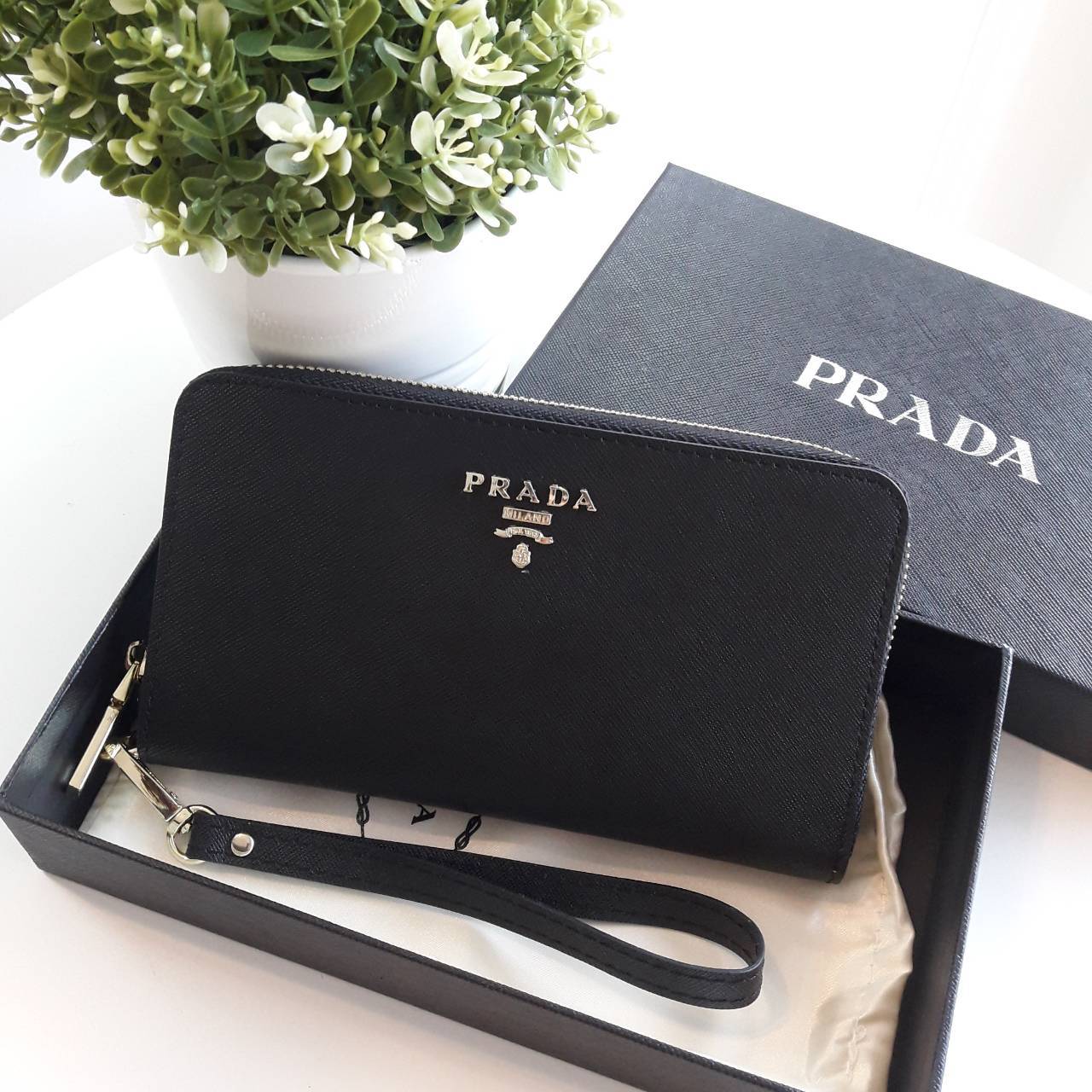 New arrival ! รุ่นที่รอคอย เข้าแล้วค้า กับ Prada Wallet Saffiano กระเป๋าสตางค์ซิปรอบ รับทรัพย์ **พร้อมสายคล้องมือ เปิดปิดด้วยซิป อะไหล่ทอง ปั้มแบรนด์ ทั้งใบ **จุดเด่น มีช่องใส่มือถือ ได้ถึง iphone7+ ใส่บัตรได้หลายช่อง ด้านในมีช่องซิปแยกอีก1ช่อง แถมยังมี ช
