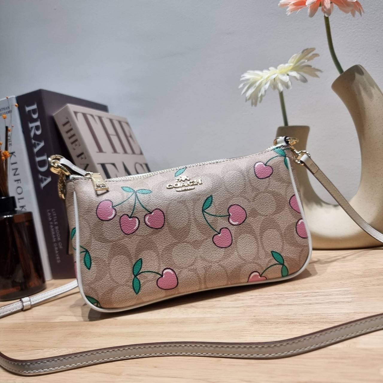 COACH F58321 TOP HANDLE POUCH คอลเลคชั่นสุดฮิต กับดีไซน์ใหม่ น่ารักน่าใช้ทุกแบบ กระเป๋าพอชทรงใช้งานง่าย สะดวก กะทัดรัด วัสดุหนังแคนวาสเคลือบคุณภาพ มาพร้อมสายคล้องในตัว และสายสะพาย crossbody ปรับเปลี่ยนได้ตามสไตล์ อีกหนึ่งไอเท็มที่สาวๆต้องมี ในราคาสุดคุ้ม 