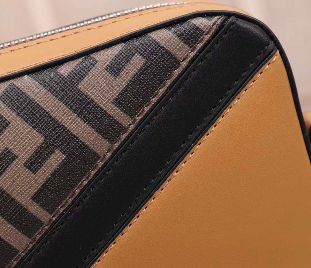 FENDI Ff-Print Coated-Canvas And Leather Cross-Body Bag เกรดออริจินอล FENDI Messenger Bag กระเป๋าสะพายข้าง ให้หนุ่มๆได้ตัวตึงกันไปเลยจ้า กับกระเป๋าสะพายทรงแมสเซ็นเจอร์ รุ่นหายาก ดีไซน์เรียบหรู สะดวกใช้ที่สุด ภายในโล่งกว้าง สายสะพายถอดได้ ปรับใช้ตามสะดวก ใ