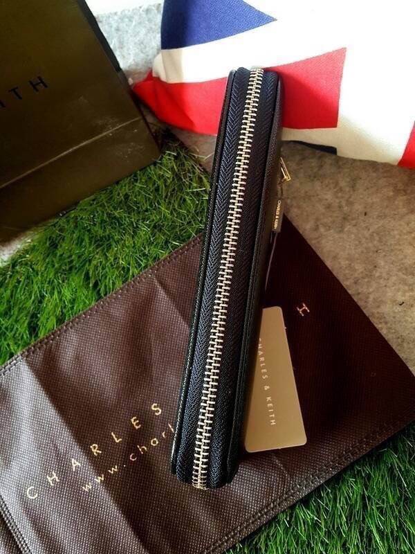 BEST SELLER! CHARLES&KEITH LONG WALLET กระเป๋าสตางค์ใบยาวหนัง Saffiano สวยอยู่ทรงสไตล์ PRADA เปิดปิดด้วยซิปรอบอะไหล่ทองหัวซิปปั้มโลโก้ด้านหน้ามีโลโก้สวยเรียบหรูภายในมีช่องซิป1ช่อง ช่องใส่บัตรหลายช่อง ใส่มือถือ iphone เหรียญ บัตรได้เยอะ ตัวจริงสวยน่าใช้มาก