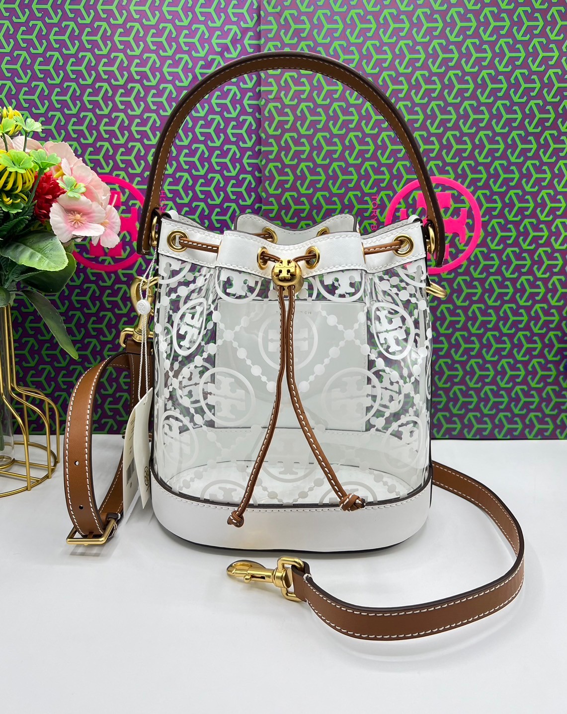 Tory Burch T Monogram Clear Bucket Bag / Tory Clear Bucket Bag ใหม่ล่าสุด กับกระเป๋าบัคเก็ต สีขาวสวยสะอาดตา ดีไซน์โปร่งละมุนมากๆ ดดเด่นด้วยลวดลายเอกลักษณ์ คมชัด ใช้งานง่ายด้วยการรูดหนังเปิด-ปิดที่ปากกระเป๋า ภายในเป็นช่องโล่ง งานจริงสวยน่าใช้มากค่ะ
