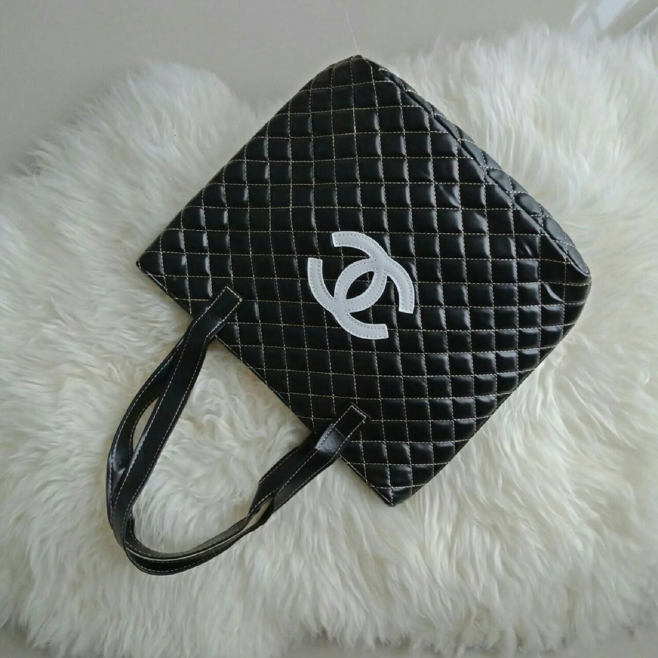 CHANEL LARGE VIP TOTE BAG สินค้าสมนาคุณจากงาน VIP GIFT แบรนด์ดังสุดหรูอย่าง CHANEL โดดเด่นด้วยตัวกระเป๋าขนาดใหญ่ จุของได้เยอะ วัสดุหนัง PU นิ่ม ด้านหน้าปักด้วยโลโก้ CC หนังแก้ว เปิดปิดด้วยกระดุมแม่เหล็ก ด้านในผ้าบุปั้มแบรนด์ชาแนล มีช่องใส่ของใหญ่ แถมแบ่งช