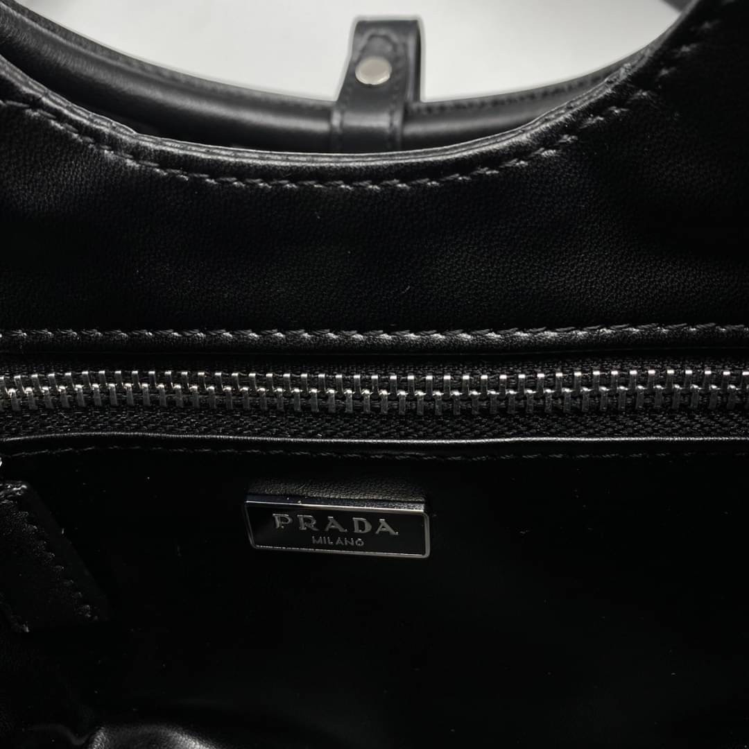 Prada Moon padded nappa-leather bag / PRADA LEATHER HANDBAG พร้อมส่งที่ไทย กระเป๋าสะพาย คอลที่ใครๆ เห็นก็ต้องรัก ขนาดกำลังน่ารัก ดีไซน์สวยดูแพง ด้วยวัสดุที่มีคุณภาพหนัง nappa สัมผัสดีงาม **สินค้าเกรดท็อปออริจินอล 1:1 สลับแท้