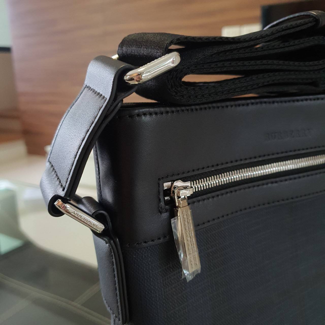 พร้อมเป็นของขวัญ มอบให้คุณผู้ชายแล้วค่ะ สำหรับ BURBERRY CROSSBODY VINTAGE BAG VIP GIFT WITH PURCHASE (GWP) พรีเมี่ยมกิ๊ฟ Limited Edition จากBURBERRY วัสดุหนังโทนสีสุภาพ คลาสสิก ตกแต่งด้วยซิปสะดวกใช้ด้านหน้า ช่องหลักเปิดปิดด้วยซิปยาวด้านบน พร้อมช่องซิปอีกห