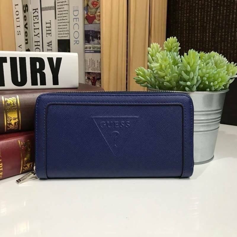 GUESS FACTORY LONG WALLET กระเป๋าสตางค์ใบยาวซิปรอบหนัง Saffiano สวยอยู่ทรงสไตล์ PRADA ด้านหน้ามีโลโก้แบรนด์สวยน่าใช้ เปิดปิดด้วยซิปรอบหัวซิปแบรนด์ ภายในมีช่องซิป ช่องใส่ธนบัตรและช่องใส่บัตรหลายช่อง สวยน่าใช้ทุกสี ภาพถ่ายจากสินค้าจริงพร้อมส่งที่ไทยราคาดีห้
