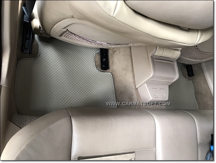 ยางปูพื้นรถยนต์BMW E46 รุ่น minimat กระดุมเม็ดเล็ก สีครีม (5ชิ้น)