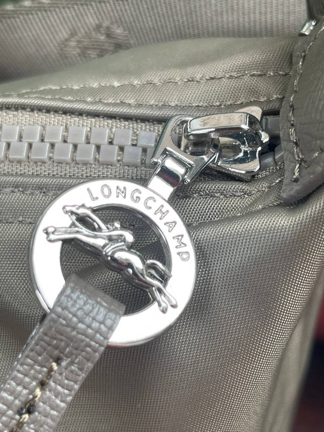 Longchamp LE PLIAGE NÉO TOP HANDLE BAG อีกหนึ่งรุ่นยอดนิยม ที่สาวๆ ต้องมีไว้เก็บไว้สักใบ กระเป๋าโท้ทใบนี้ มาพร้อมกับสีที่มีสไตล์เรียบง่าย มีสายสะพายยาวปรับสั้นยาวได้ช่วยให้คุณสามารถสะพายไหล่ได้อย่างสบาย ในตัวสายปักโลโก้อันเป็นสัญลักษณ์ ในขณะที่ที่ปิดแบบซิ