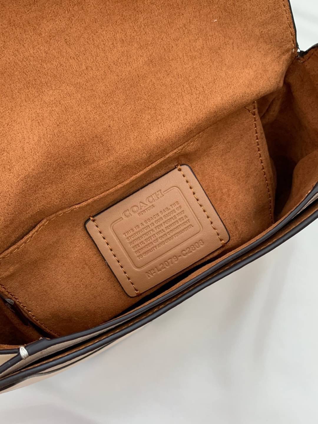 COACH GEORGIE SADDLE BAG ((C3241//C2806//C3593)) 📣มาเพิ่มแล้ว สำหรับสีที่สาวๆรอคอย! กระเป๋าสะพายแบบครอสบอดี้ร์ หนังแท้อย่างดี สวยมากๆค่ะ ด้านหน้ามีอะไหล่โลโก้แบรนด์หรู+ความคลาสสิคเข้ามา เปิดปิดกระเป๋าแบบกระดุมแม่เหล็กภายในมีช่องตอนหน้า และช่องหลัก