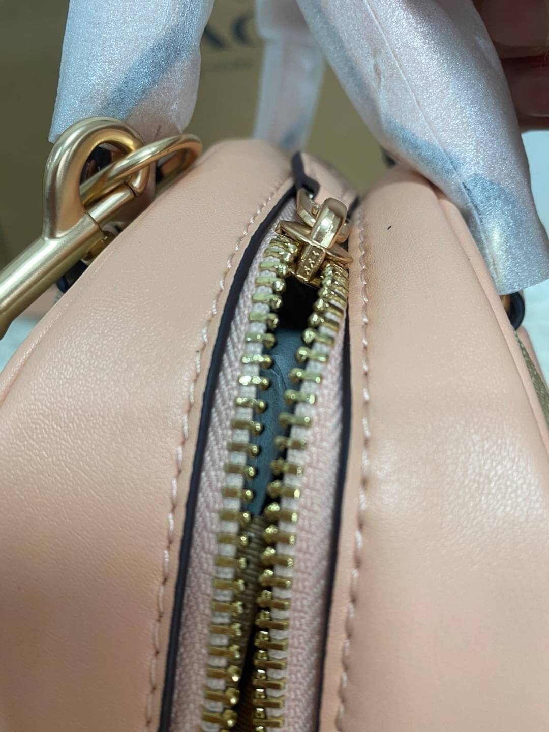 COACH SYDNEY SATCHEL BAG CA202 CA591 CB596 ใหม่ล่าสุด กับคอลที่สาวๆต้องหลงรัก กระเป๋าสะพายทรง satchel ที่มีรูปทรงดึงดูดสายตา สวยแรกเห็น วัสดุหนัง crossgrain พร้อมหูจับในตัว เปิด-ปิดด้วยซิป ภายในโล่งกว้าง ขนาดกำลังดี มีสายครอสให้ ปรับได้ตามชอบ ใบจริงลูกคุณ