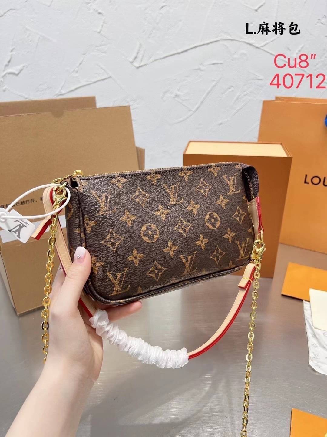 LV Pochette Accessoires bag 8" กระเป๋าทรงพอช อีกหนึ่งในสไตล์ที่มีเอกลักษณ์ของแบรนด์ สะดวกใช้งานได้ทุกวัน เป็น every day look ได้หลายสไตล์ ขนาดกะทัดรัดน่ารัก มาพร้อมสายสะพาย 2 เส้น สวยงามน่าใช้มากค่ะ