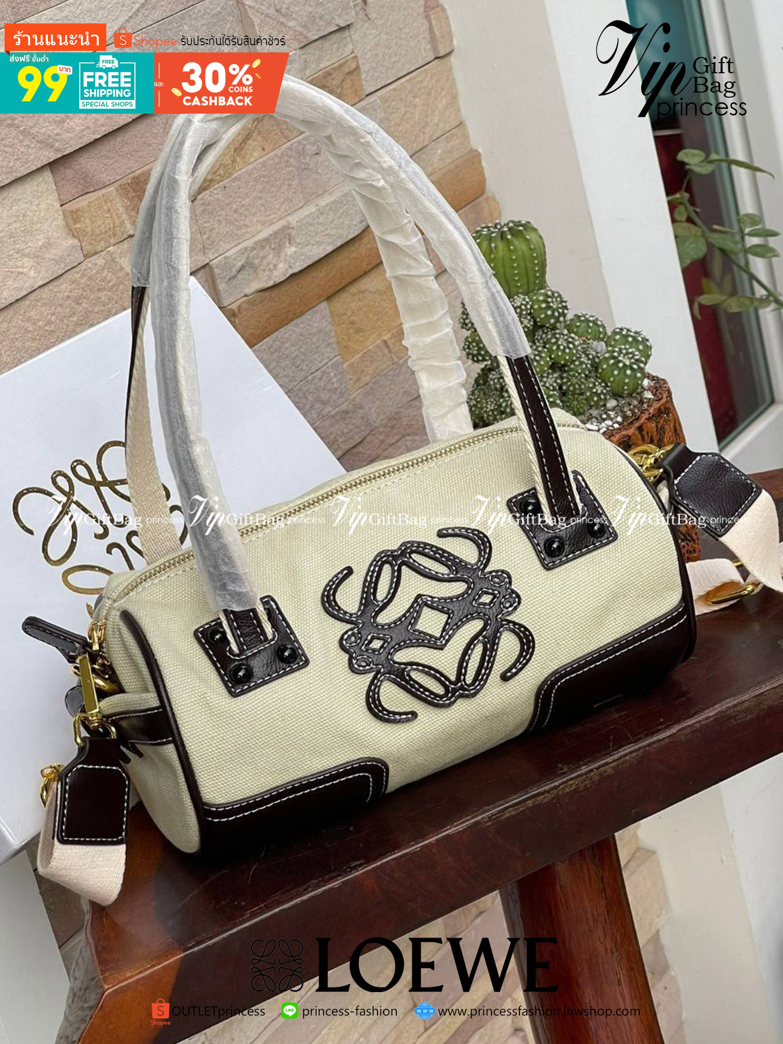 LOEWE ANAGRAM LOGO EMBROIDERED CANVAS VINTAGE MINI SHOULDER BAG กระเป๋าทรงหมอนแบบสะพายไหล่โลเอเว่ ด้านหน้าปักสัญลักษณ์โลโก้แอนนาแกรม สายหนังแท้ เป็นรุ่นที่มีขนาดไม่ใหญ่มาก แต่สามารถใส่ของสำคัญของตนเองเข้าไว้ข้างในได้ครบครัน นอกจากนี้ยังใช้ซิปยาว และซิปสอง