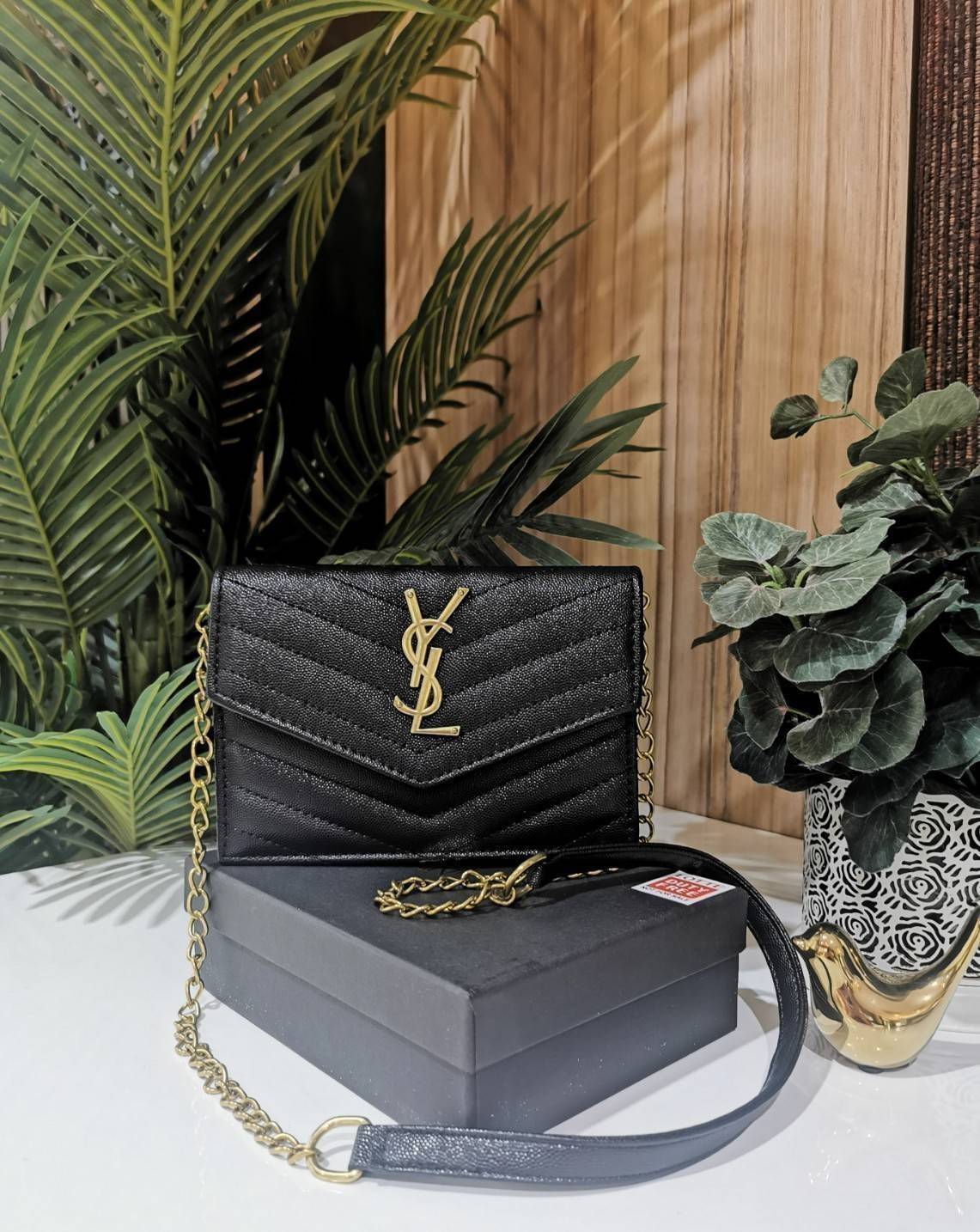 VIP 】YVES SAINT LAURENT YSL BAG VIP GIFT WITH PURCHASE GWP พรีเมี่ยมกิ้ฟ Limited จาก YSL DUTY FREE COUNTER ดีไซน์ทรงสี่เหลี่ยมหนังคาร์เวียขึ้นลายริ้วสวยอยู่ทรงเปิดปิดด้วยฝาปิด Envelop กระดุมแม่เหล็กด้านหน้าประดับโลโก้แบรนด์อะไหล่ทอง ภายในโล่งสามารถใส่มือถ