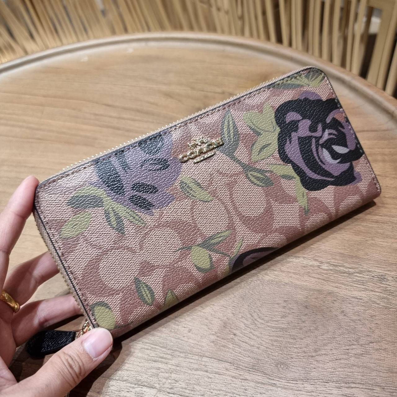COACH ACCORDION ZIP WALLET IN SIGNATURE CANVAS WITH PRAIRIE ROSE / JUMBO FLORAL / CAMO ROSE FLORAL / MEDLEY BOUQUET PRINT ((F31572/F39189/F26290/F2859)) สวยคลาสสิคไม่มีใครเกิน!! กระเป๋าสตางค์ใบยาว ลวดลายสวย สีสันโดดเด่น วัสดุหนังแคนวาสเคลือบ เปิด-ปิดด้วยซ