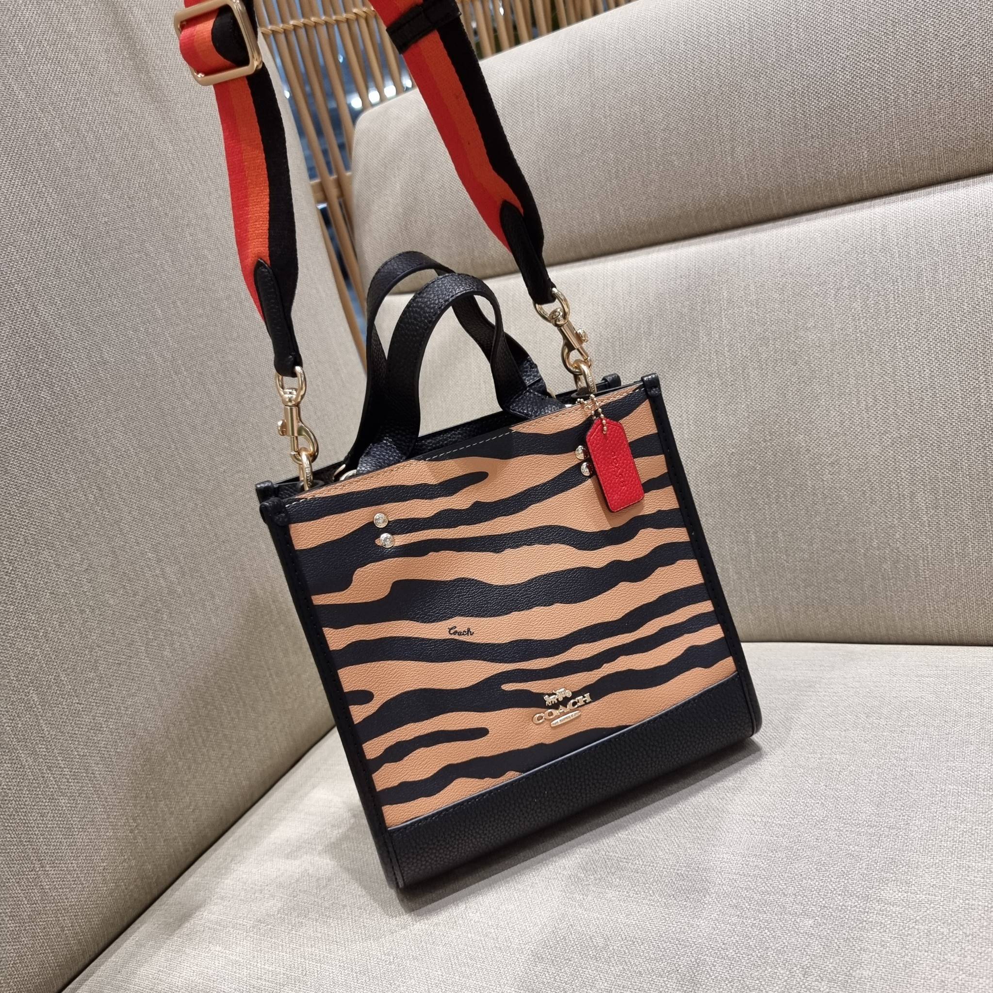 COACH C6988 DEMPSEY TOTE 22 WITH TIGER PRINT ใหม่ล่าสุดน้องเสือนำทรัพย์ 🐯🐯 คอลเลคชั่นฉลองปีเสือต้องมาจ้า กับรุ่นสวยคลาสสิค กระเป๋าทรงโท้ท ขนาดน่ารักน่าใช้มากๆ ดีไซน์พริ้นท์ลายเสือดึงดูดสายตา สวยมีสเน่ห์ที่สุด!! ฟังก์ชั่นการใช้งานสะดวก มีทั