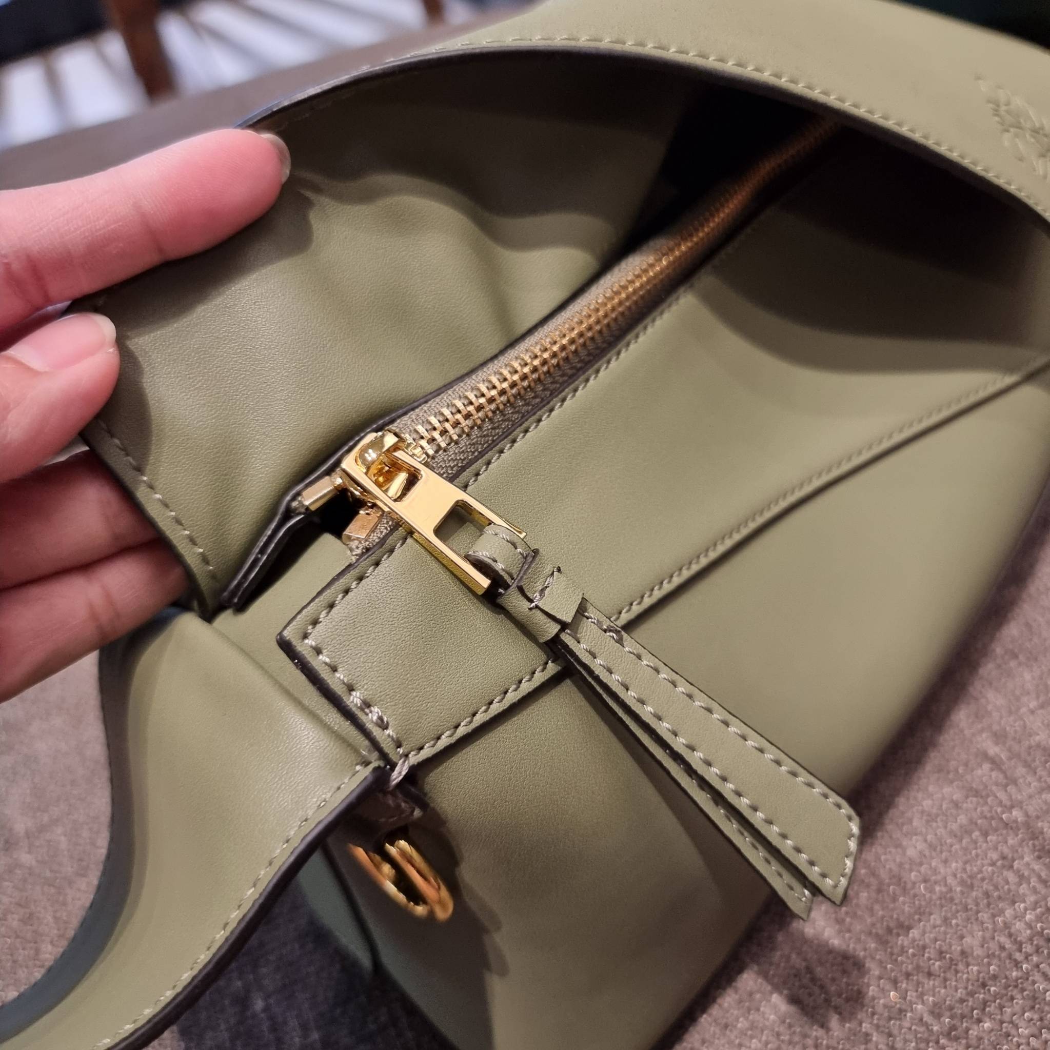 LOEWE PUZZLE HOBO BAG ใหม่ล่าสุด กับแบรนด์ที่มีดีไซน์โดดเด่นเป็นเอกลักษณ์ สวยหรูทุกรุ่นจริงๆ!! กระเป๋าสะพายโฮโบ ทรงสวย สไตล์พัซเซิลคลาสสิค วัสดุหนังวัวฟอกสี นิ่มมือ ฟินมาก!! เปิดใช้งานด้วยซิป ที่ภายในโล่งกว้าง ใส่ของสำคัญได้ครบไม่มีพลาด แบบสบายๆ มาพร้อมสา