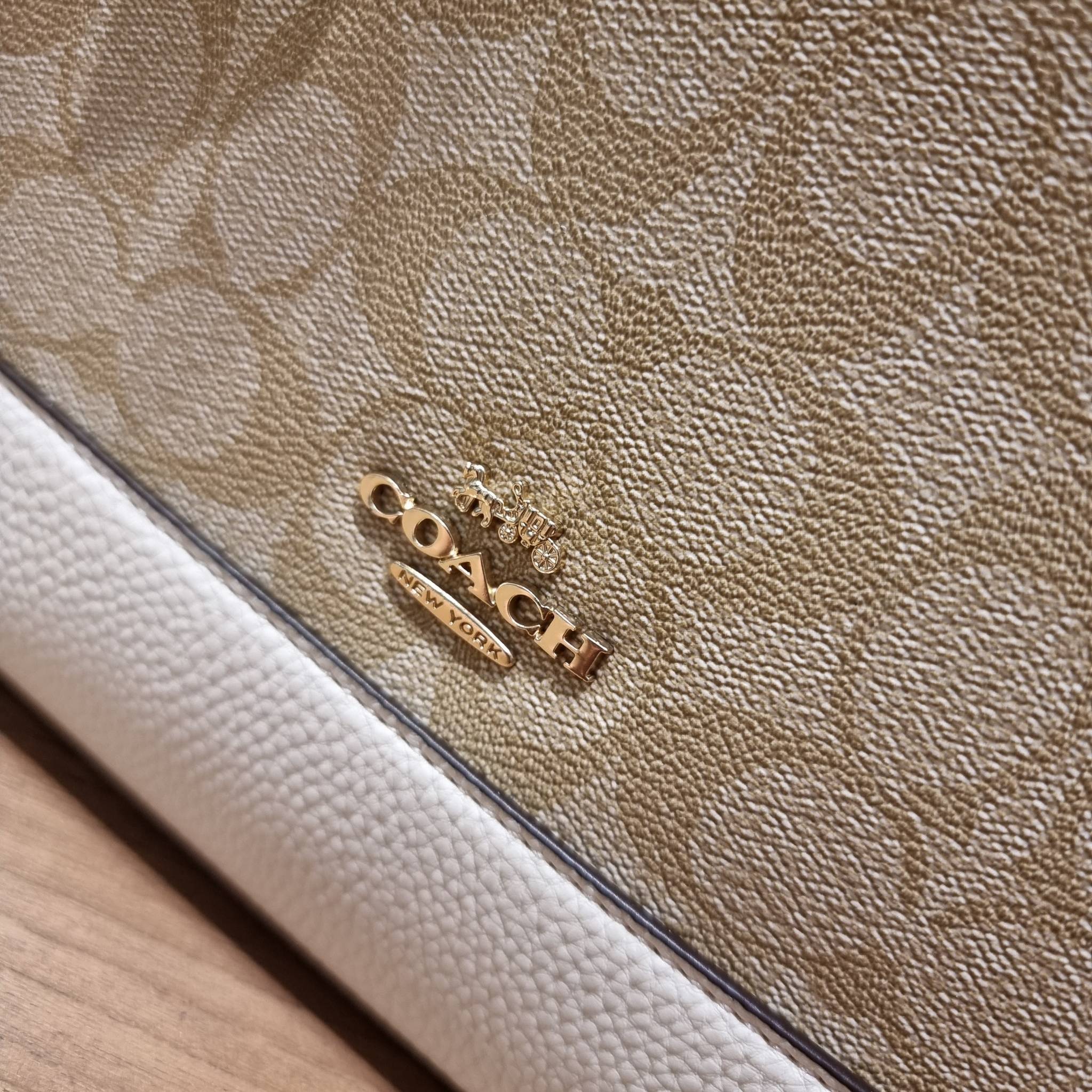 OUTLET 】COACH C5122 DEMPSEY TOTE 22 IN SIGNATURE CANVAS แรงดี กระหน่ำยอดสั่งซื้อมากจ้าแม่!! กระเป๋าทรงโท้ท 22 ที่ขนาดน่ารักน่าใช้มากๆ สาวๆถูกอกถูกใจกันนับไม่ถ้วน!! ฟังก์ชั่นการใช้งานสะดวกที่สุด มีทั้งสายคล้องในตัว และสายครอสบอดี้ ดีไซน์คลาสสิคเรียบหรู วัส