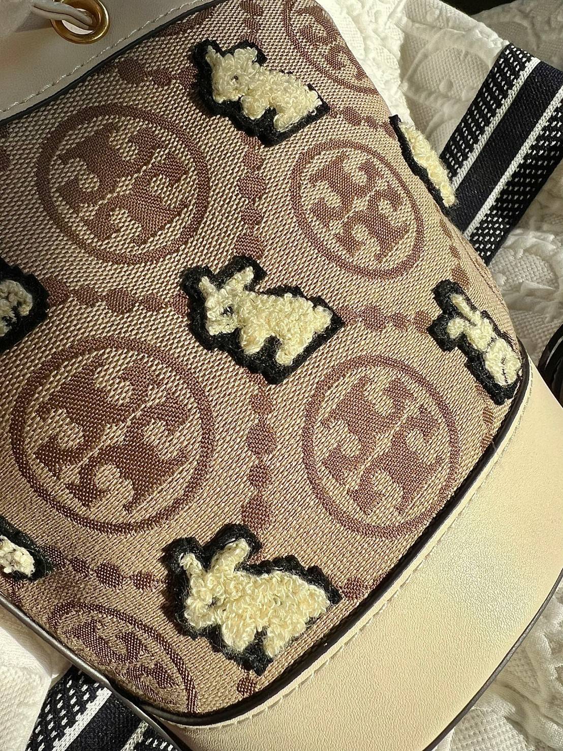 TORY BURCH MINI T MONOGRAM EMBROIDERED RABBIT BUCKET BAG WITH LEATHER SMALL WALLET ((143230)) 🎁 เปิดตัวรุ่นใหม่ได้น่ารักและสวยงามมากๆ พร้อมส่งที่ไทยก่อนใคร