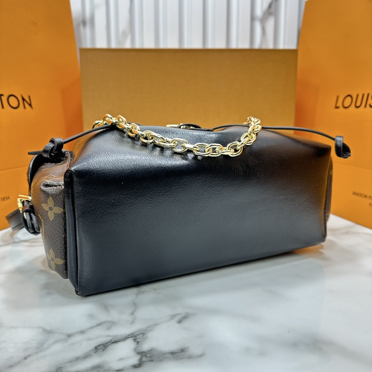 ORI หนังแท้ | LV Odyssee bag Monogram Canvas กระเป๋าสะพายดีไซน์ใหม่ คอลเลกชันประจำฤดูกาล Pre-Fall 2025 ออกแบบมาเพื่อเชิดชูมรดกล้ำค่าที่สืบทอดจากรุ่นสู่รุ่น ดีไซน์ทันสมัยใช้งานได้ทุกวัน