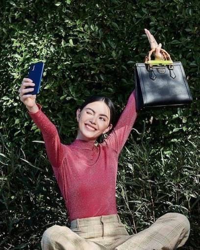 กระเป๋า GUCCI สไตล์งานหูไม้ไผ่ Size mimi รุ่น Gucci Diana Bag กระเป๋าสุดคลาสสิกดีไซน์มาใหม่พร้อมเข็ดขัดหนังสีสะท้อนแสงประดับตรงหูกระเป๋า กระเป๋าทรง tote วัสดุหนังแท้ (calfskin) อะไหล่ทอง ขนาดกำลังดี งานสวยตั้งอยู่ทรง มีสายสะพายยาว 1เส้น สามารถปรับระดับได้