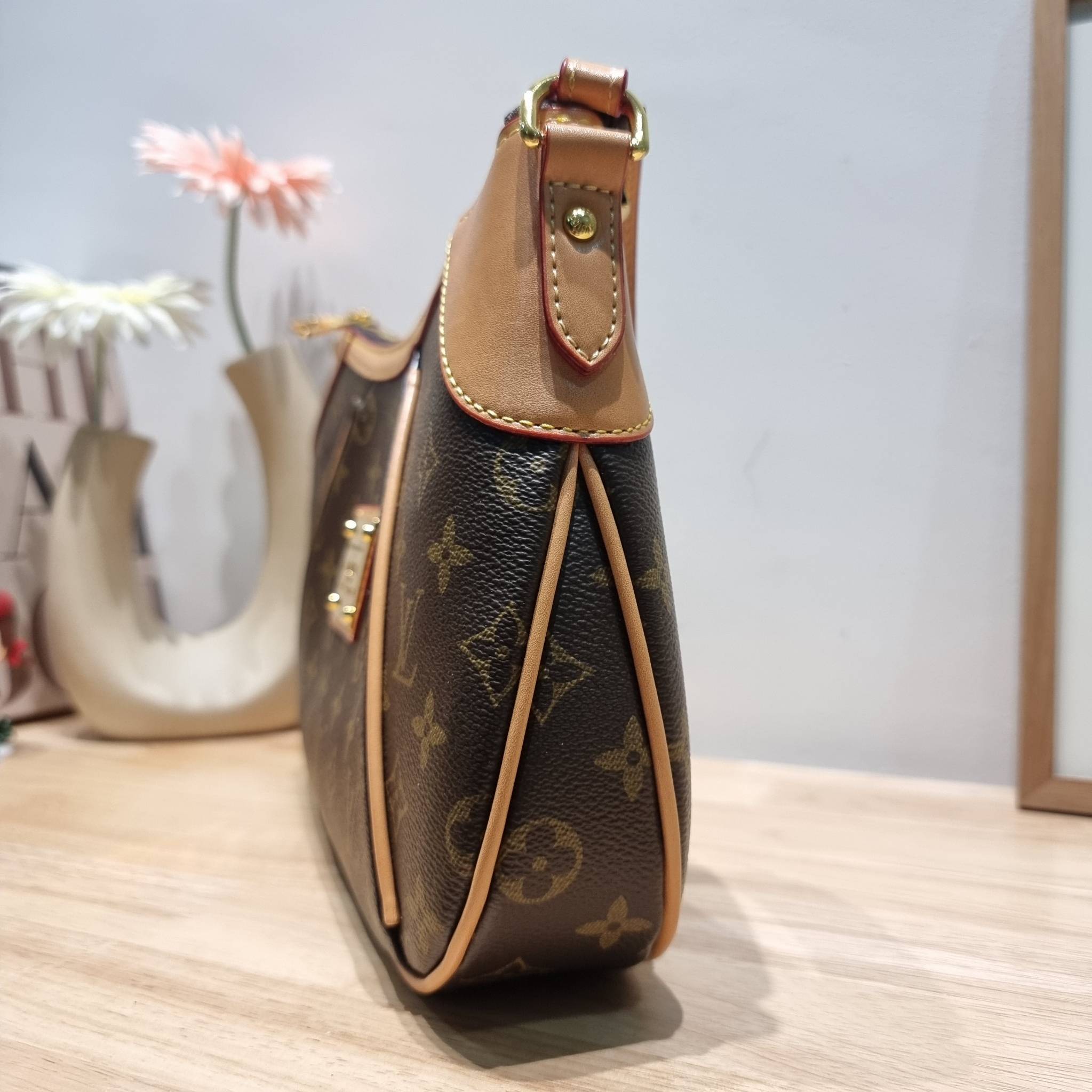 LV THAMES PM MONOGRAM BAG กระเป๋าสะพายไหล่รุ่นยอดฮิตทรงพอช ใบใหญ่กำลังดี สวยดีไซน์คลาสสิควินเทจ สายสะพายในตัวใช้งานได้คล่องตัว