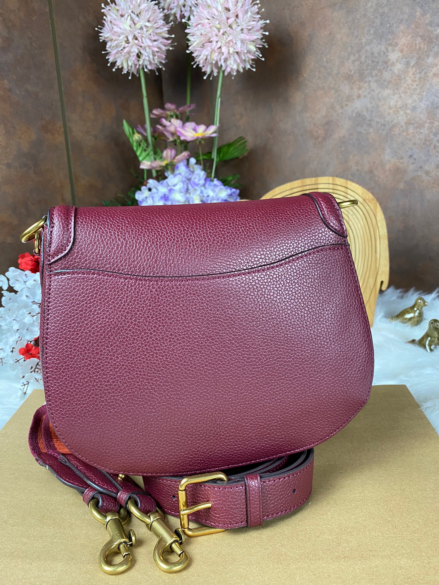 OUTLET 】COACH BEAT SADDLE BAG 10 แบบพร้อมส่ง จุกๆ เลยค่า The best item! ที่สาวๆรอคอย! ฮอตไฟลุก! สีหายาก ละมุนคุณหนู คอลเลคชั่นใหม่ ดีไซน์หรูหรา พิเศษมากๆมาพร้อมสายสะพาย 2 เส้น ใช้คู่กันหรือแยกสะพายก็สวยครบสูตร กระเป๋าสะพายทรง saddle คลาสสิค วัสดุหนัง glov
