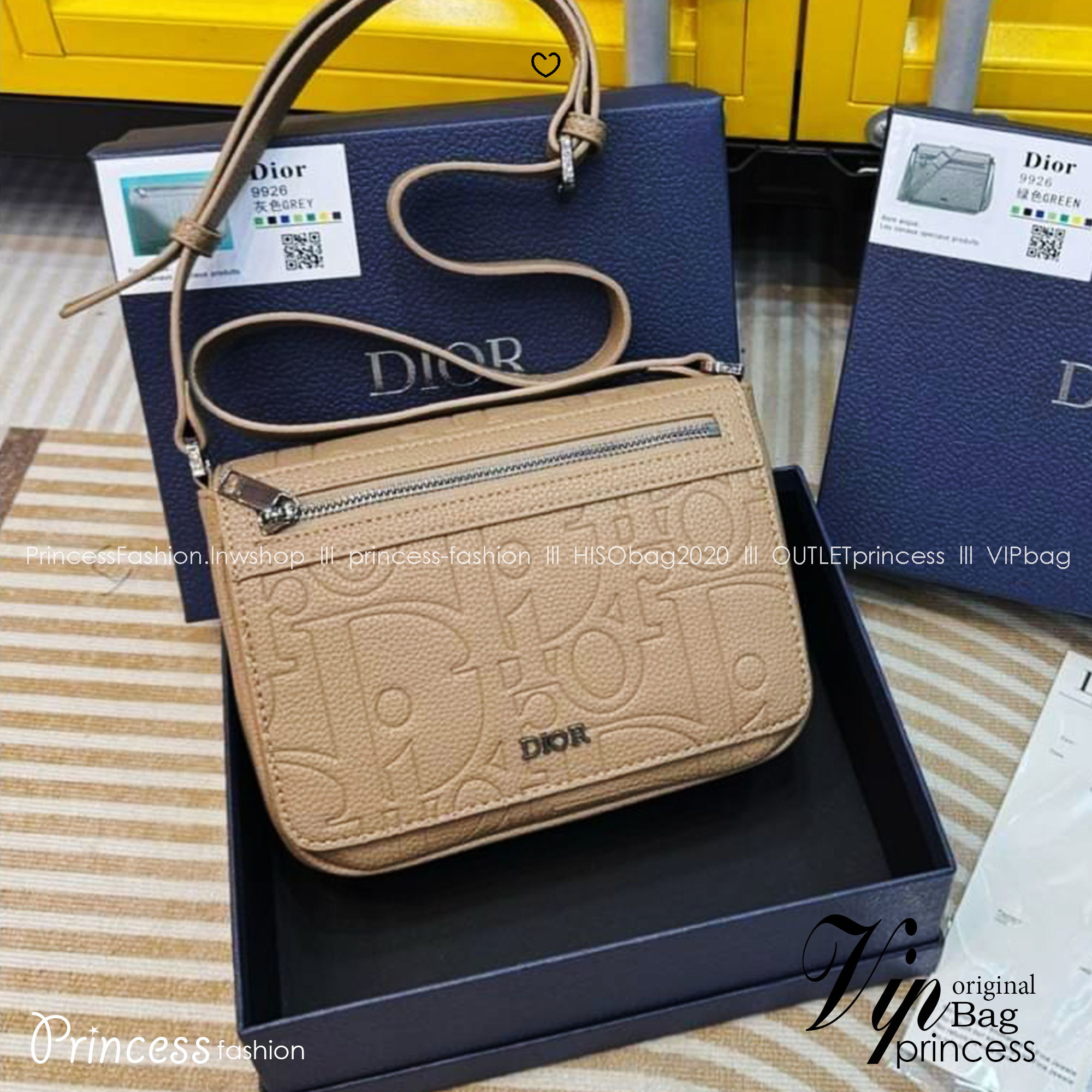 DIOR Messenger Bag with Flap กระเป๋าสะพายทรงแมสเซ็นเจอร์ รูปทรงใหม่ทันสมัย ปั้มลายแบรนด์สง่างามเหนือกาลเวลา ใหม่ล่าสุด ไอเท็มที่หนุ่มๆต้องไม่พลาด -- [รับตัวแทนกระเป๋า]