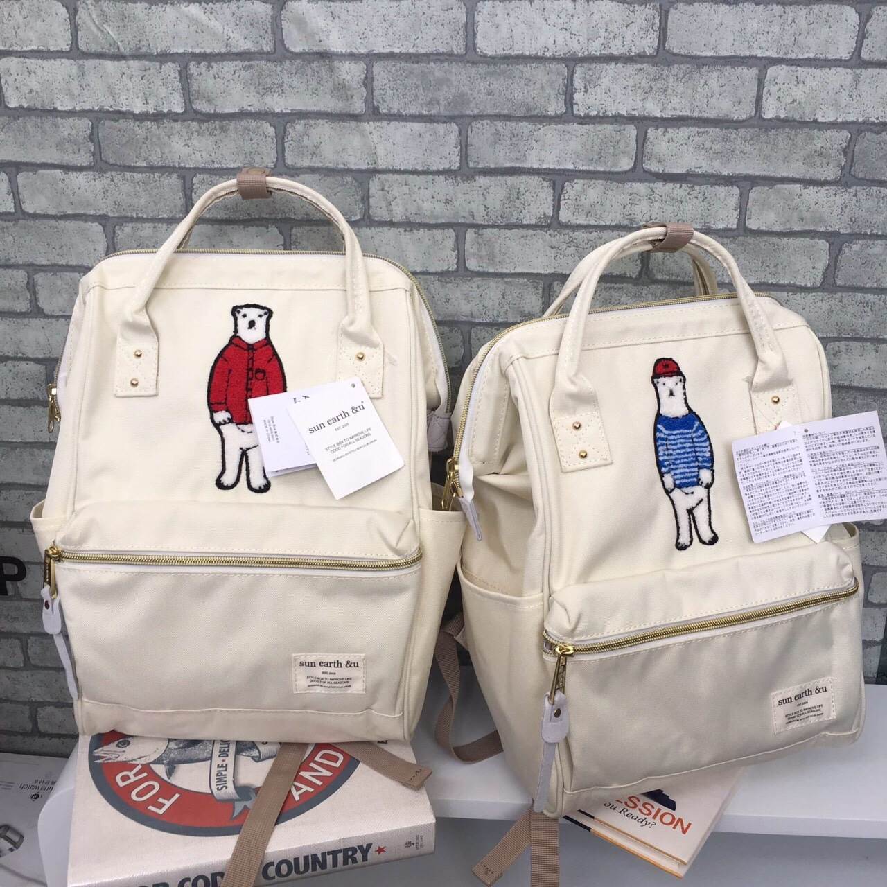 รุ่นขายดีค่า Sun earth & U รุ่นหมี Benjamin รุ่น Classic (Canvas ใบใหญ่) by anello Anello อัพเดทเทรนด์กระเป๋าที่กำลังมาแรงในตอนนี้ หลังจากที่หลายคนกำลังนิยมใช้กระเป๋าสุดฮิต อย่าง Anello จากประเทศญี่ปุ่นตอนนี้ทางแบรนด์ได้เพิ่มคอลเลคชั่นใหม่ขึ้นชื่อว่า Sun 