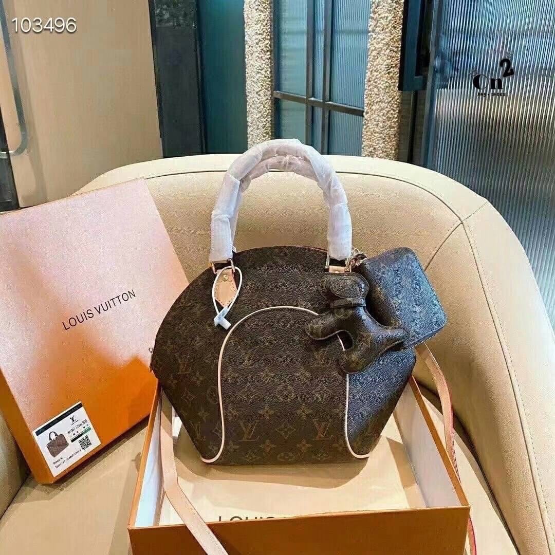 LV Ellipse PM Monogram Canvas Handbag กระเป๋าสะพายทรงหรูหรา มีสไตล์ รูปทรงโค้งแต่งขอบหนัง เป็นเอกลักษณ์ลงตัวสมบูรณ์แบบ ใบจริงสวยมากกกก ได้สวยก่อนใคร ต้องจัดแล้วจ้า พร้อมส่งที่นี่ ที่เดียว!! **พิเศษ แถมกระเป๋าสตางค์ใบเล็ก และตัวห้อยน้องหมา คุ้มสุดๆ เลยค่า