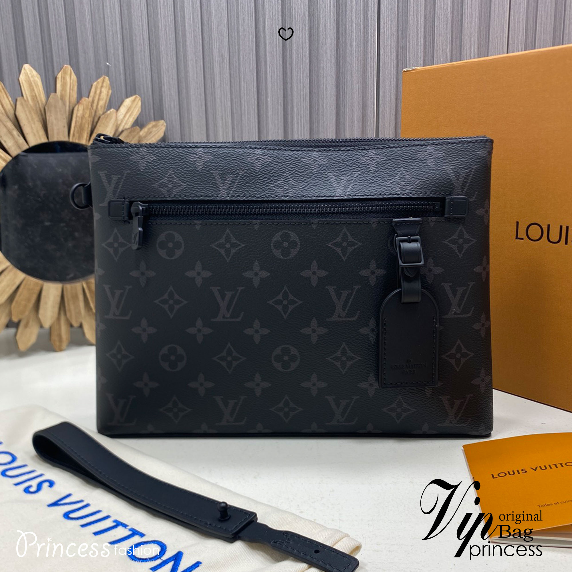 TOP ORI หนังแท้ | LV Takeoff Pouch Clutch Bag กระเป๋าทรงคลัช แคนวาสสุดคลาสสิกของเมซง มีขนาดกะทัดรัดสามารถพกพาแทนกระเป๋าเอกสารแบบดั้งเดิม ช่องกระเป๋าหลักขนาดใหญ่เพียงพอสำหรับใส่แท็บเล็ต