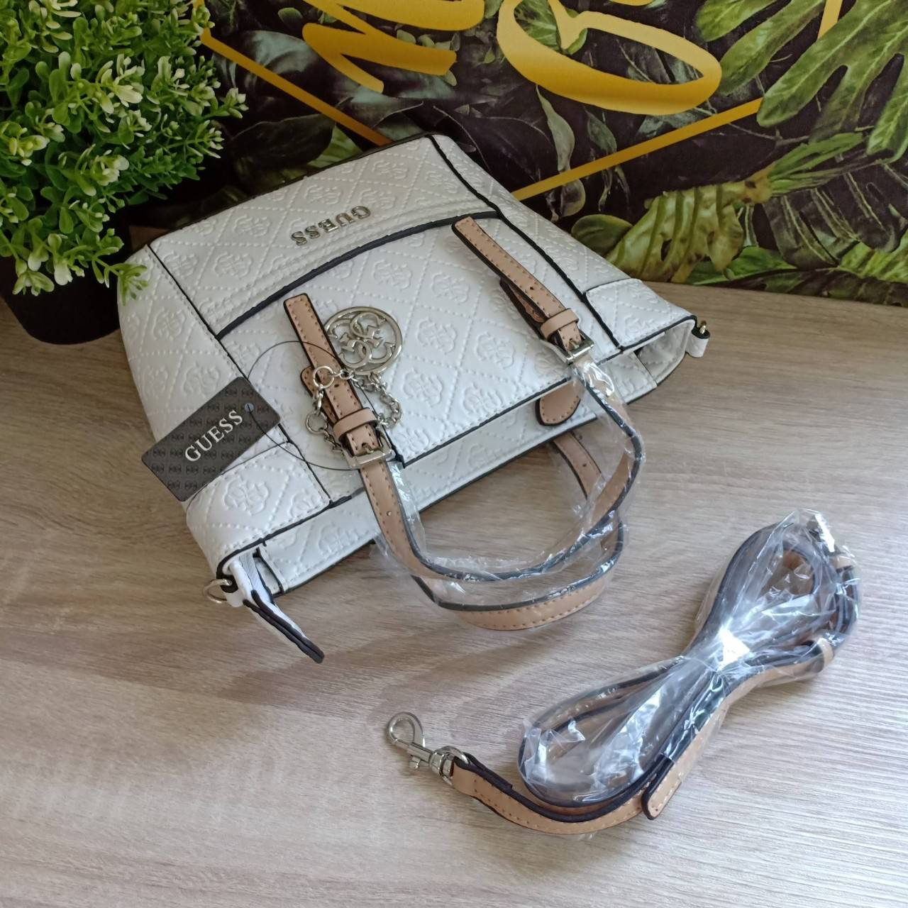 กระเป๋าหนังเรียบอยู่ทรง ปั้มลาย GG เก๋ตรงหูกระเป๋าเป็นสีทูโทน ตัดกับ สีกระเป๋า ด้านหน้าประดับด้วยป้ายโลหะ โลโก้แบรนด์ เปิดปิดด้วยซิปบน ภายในมีช่องซิป และช่องเล็กอีก 3 ช่อง สายยาวปรับระดับได้ ถอดออกได้ หูหิ้วปรับระดับได้ค่ะ