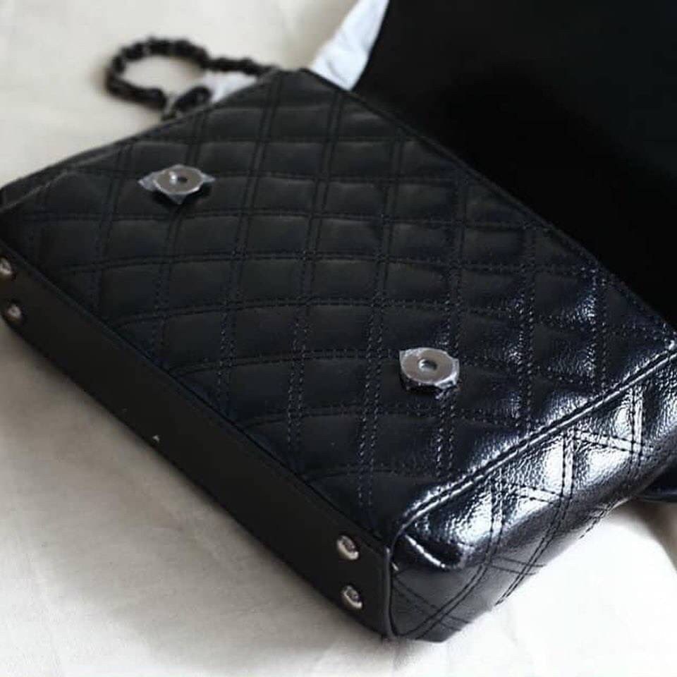 Guess Crossbody กระเป๋าสะพายรุ่นใหม่จาก Guess factory สไตล์แบรนด์ดัง รุ่นนี้สามารถสะพายได้ทั้งสายคู่และสายเดี่ยว สายสะพายโซ่ต่อหนังไม่เจ็บบ่า