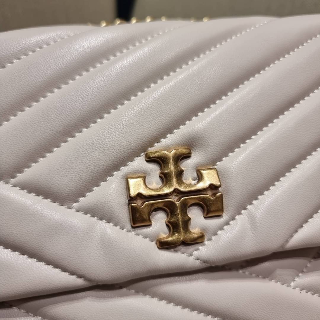 TORY BURCH KIRA CHEVRON CONVERTIBLE SHOULDER BAG (SMALL / MEDIUM) กระเป๋าสะพายรุ่นยอดฮิต ไซส์คลาสสิค ที่ใช้ยังไงก็ดูหรู ดีไซน์เฉพาะตัว วัสดุหนังแกะ สัมผัสนิ่ม เปิด-ปิดด้วยกระดุมแม่เหล็ก ภายในเป็นช่องโล่ง ใส่กระเป๋าสตางค์ มือถือ เครื่องสำอางค์ พาวเวอร์แบงค