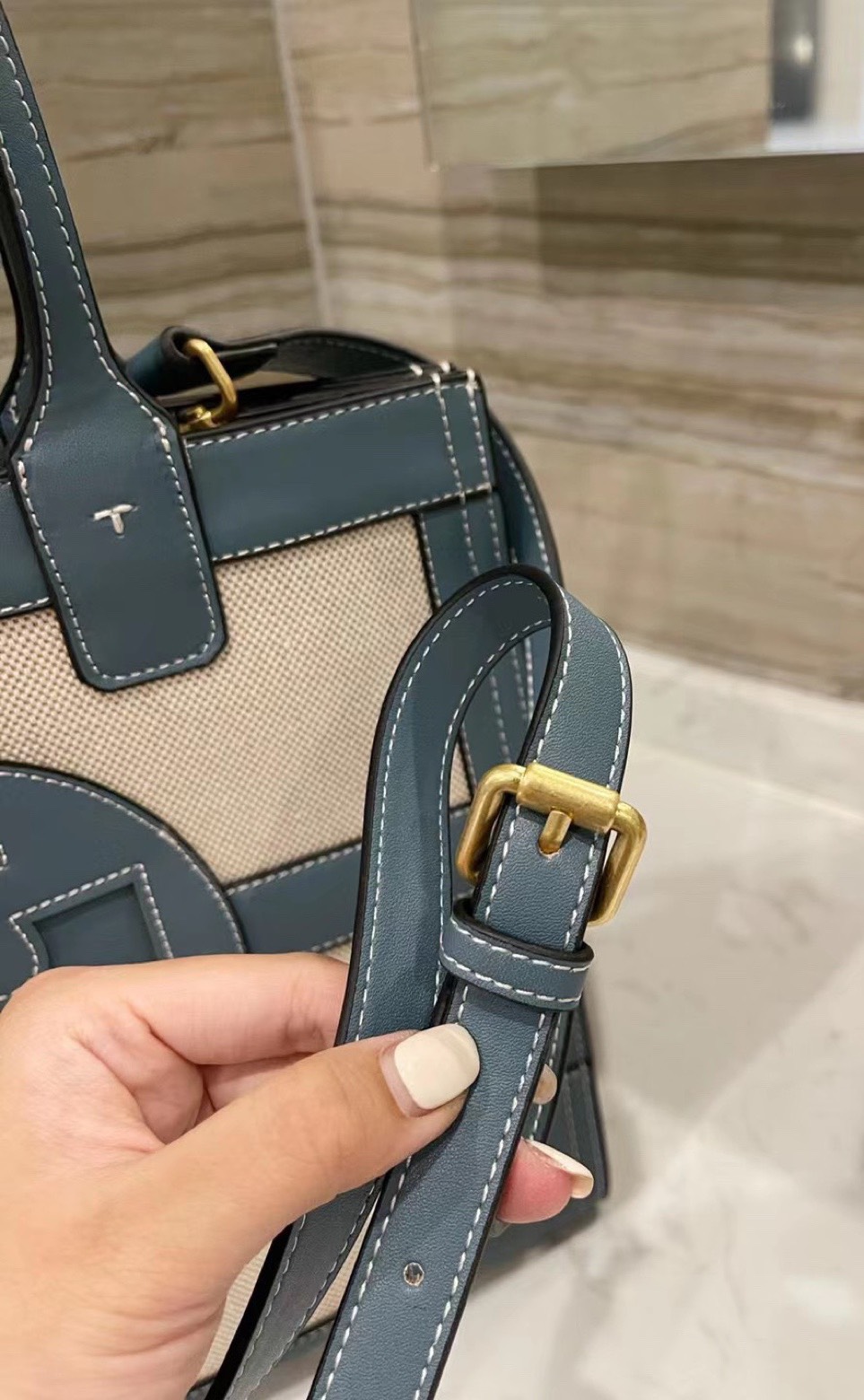 Tory burch ella canvas quadrant tote กระเป๋าสำหรับใช้ในวันที่มีกิจกรรมทางการ เช่น วันที่ไปเยี่ยมลูกค้าของบริษัทหรือประชุมสำคัญ อันดับแรกที่ควรคำนึงถึงเลยคือ "ความสุภาพของสีกระเป๋า" ในวันสำคัญเช่นนี้คุณควรเลือกกระเป๋าที่มีโทนสีเรียบง่ายสีสันไม่ฉู