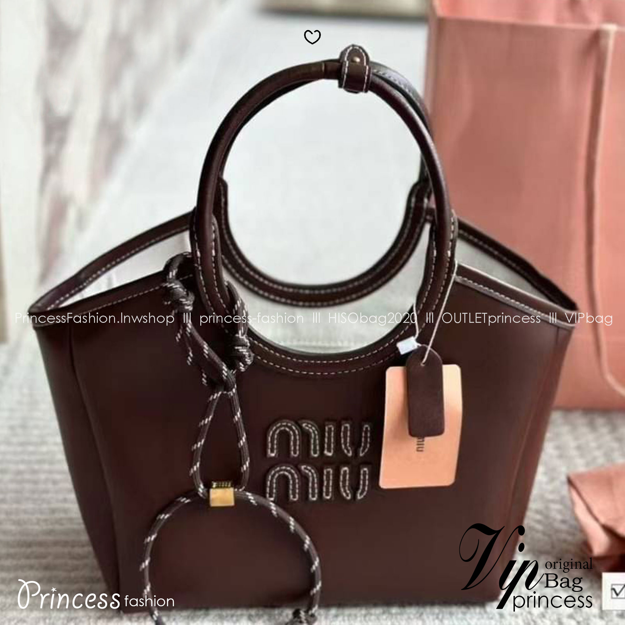 MIU MIU Ivy Leather Tote Bag กระเป๋าถือทรงโท้ทงานหนังเรียบเต็มใบ เรียบหรู มีความยูนิค จับแมตช์ง่าย สวยงามได้หลายสไตส์ ภายในโล่งกว้าง จุของได้เยอะ ใบจริงสวยเกินเบอร์จ้า