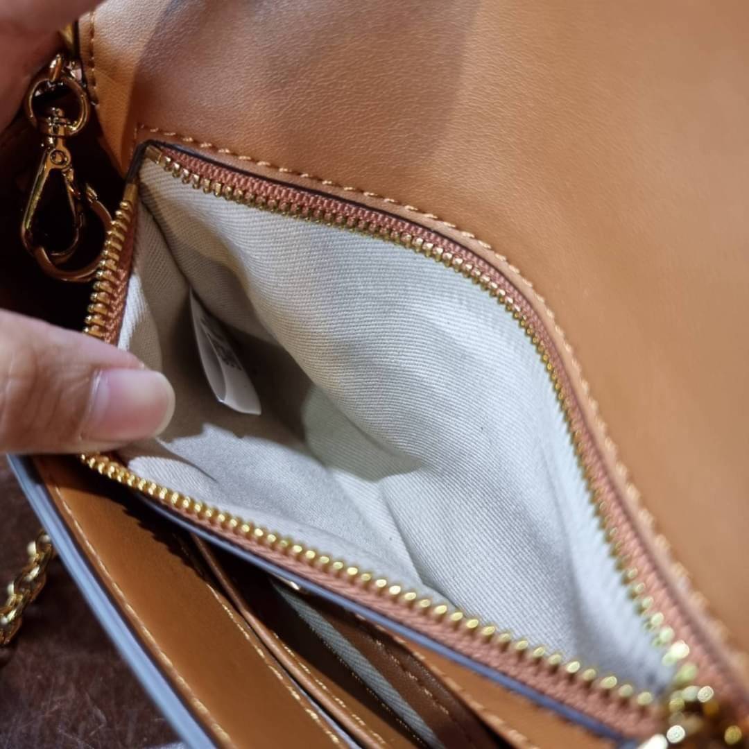 M.C.M SMALL MILLIE FLAP CROSSBODY IN VISETOS ไซส์ใหม่พกพาสะดวก!! กระเป๋าสะพายกึ่งคลัทช์ รอบนี้มาไซส์สวย สามารถใช้แทนกระเป๋าสตางค์ได้เลย ใส่โทรศัพท์มือถือได้ทุกรุ่น ใส่ของสำคัญสบายๆ มาพร้อมสายสะพายโซ่สีทองหรูหรา รูปทรงดีไซน์ร่วมสมัย ใช้งานง่ายด้วยตัวล็อค ว