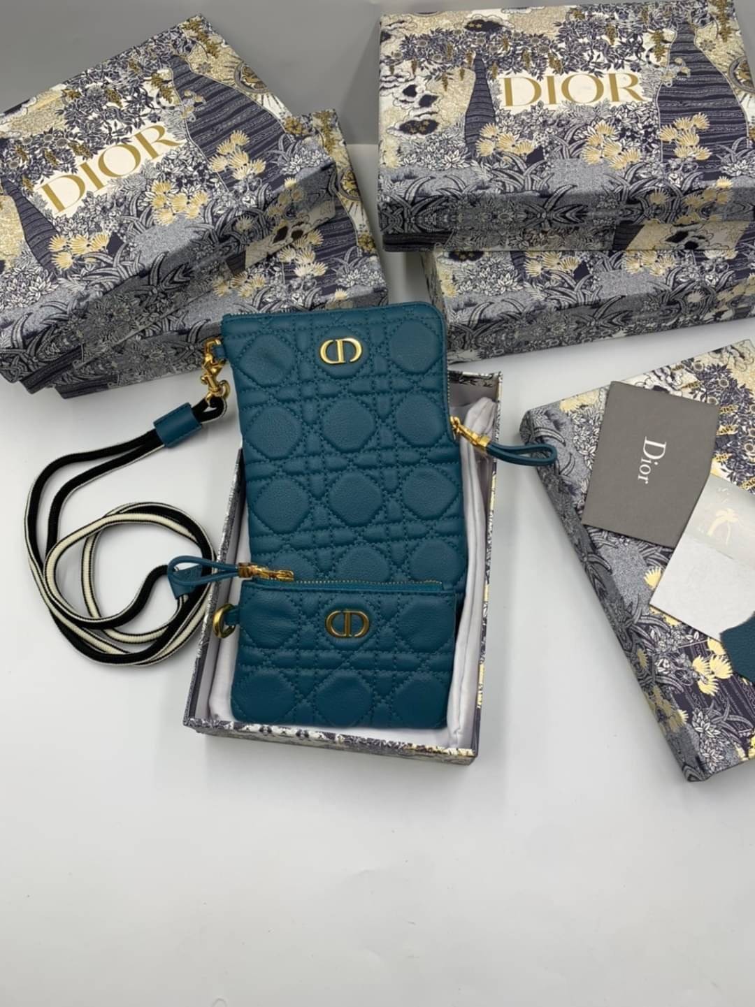 VIP 】CHRISTIAN DIOR PHONE BAG 2 in 1 DOUBLE BAG กระเป๋าเซ็ท 2 ใบ มีสายสะพายข้าง ถอดออกใช้งานได้ ถือว่าคุ้มมากๆเลยค่ะ สามารถใช้งานแยกกันได้ ใส่สายสะพายหรือ ถือได้ วัสดุหนังแท้ สวยงามนุ่มฟู น่ารักมากๆ เลยน้าาา