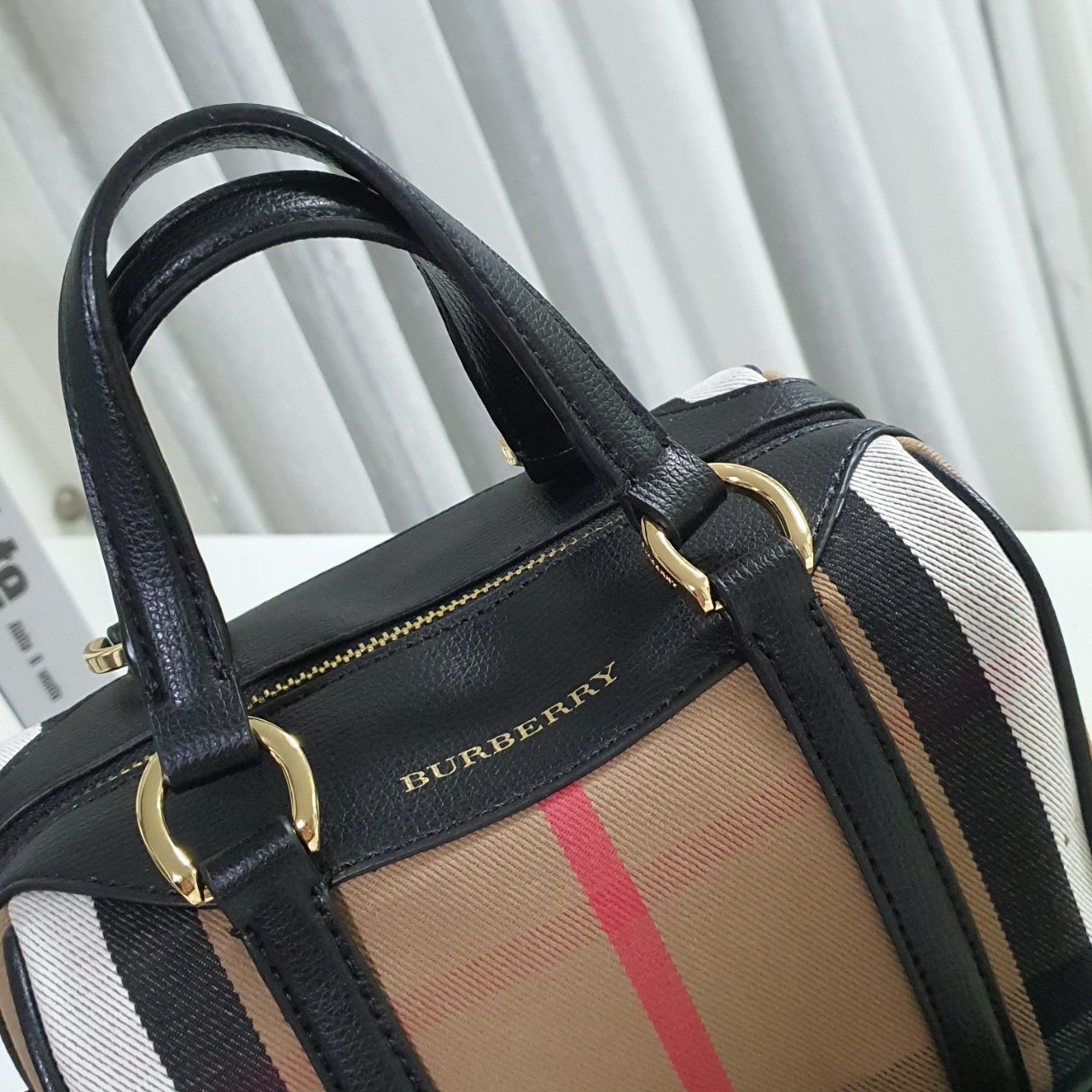 BURBERRY MINI VINTAGE BAG VIP GIFT WITH PURCHASE (GWP) พรีเมี่ยมกิ๊ฟ Limited Edition จากBURBERRY วัสดุผ้า CANVAS ตัดหนัง ทรงสปีดี้ใบเล็กน่ารัก เปิดปิดด้วยซิป ภายในมีช่องแบ่งเป็นสัดส่วน พร้อมช่องซิป สามารถใส่มือถือ iphone เงิน ของจุกจิกได้