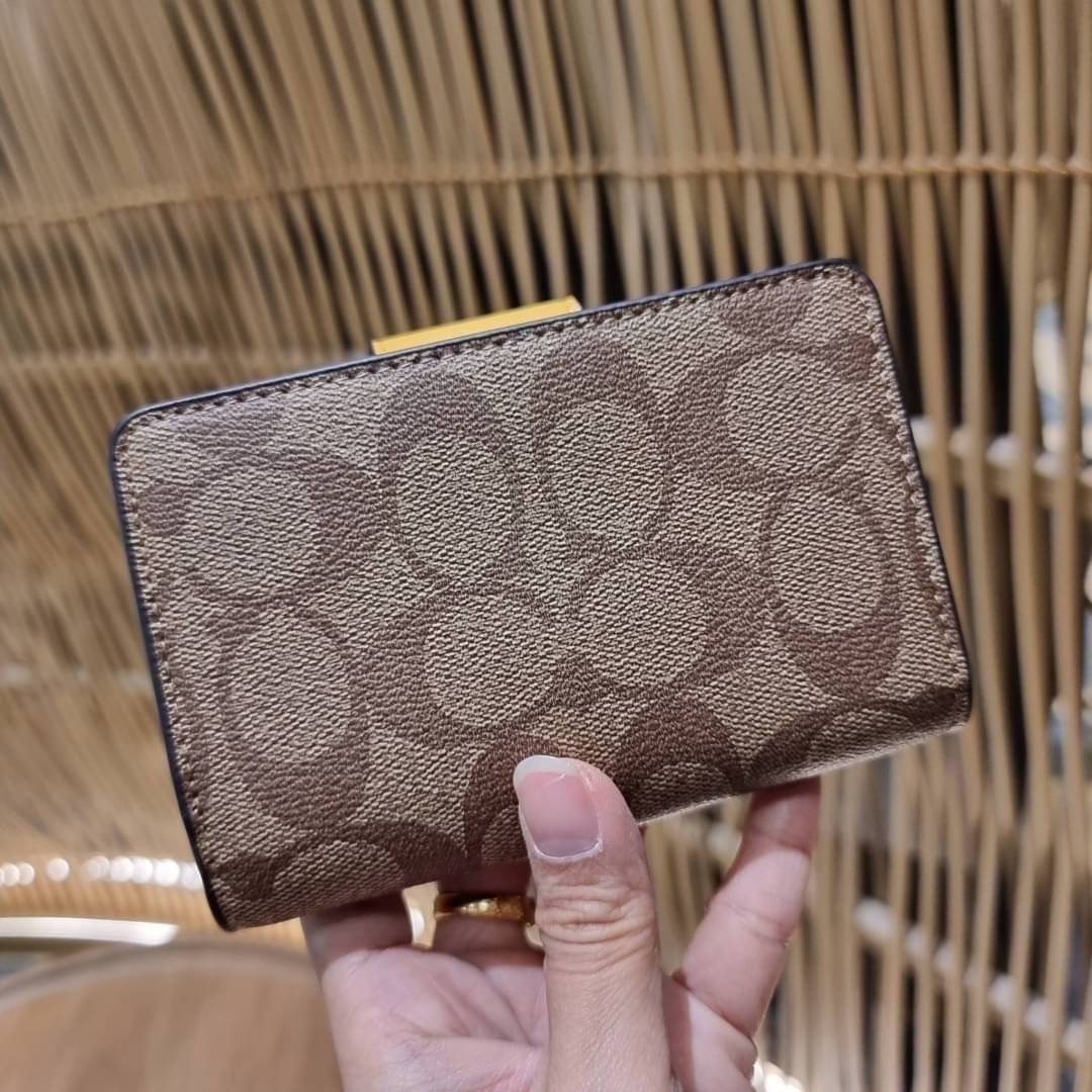 COACH C0082 MEDIUM CORNER ZIP WALLET IN SIGNATURE CANVAS ฉุดยังไงก็ไม่อยู่กับความปังของรุ่นนี้ ดีไซน์ใหม่สวยซ่อนหรู กระเป๋าสตางค์ใบกลาง 👛 เป็นไอเท็มสุดฮิต ที่ไม่ควรพลาด พกพาสะดวก ขนาดกำลังเหมาะมือ วัสดุหนังแคนวาสเคลือบลาย ภายในมีช่องใส่บัตร ใส่ธนบ