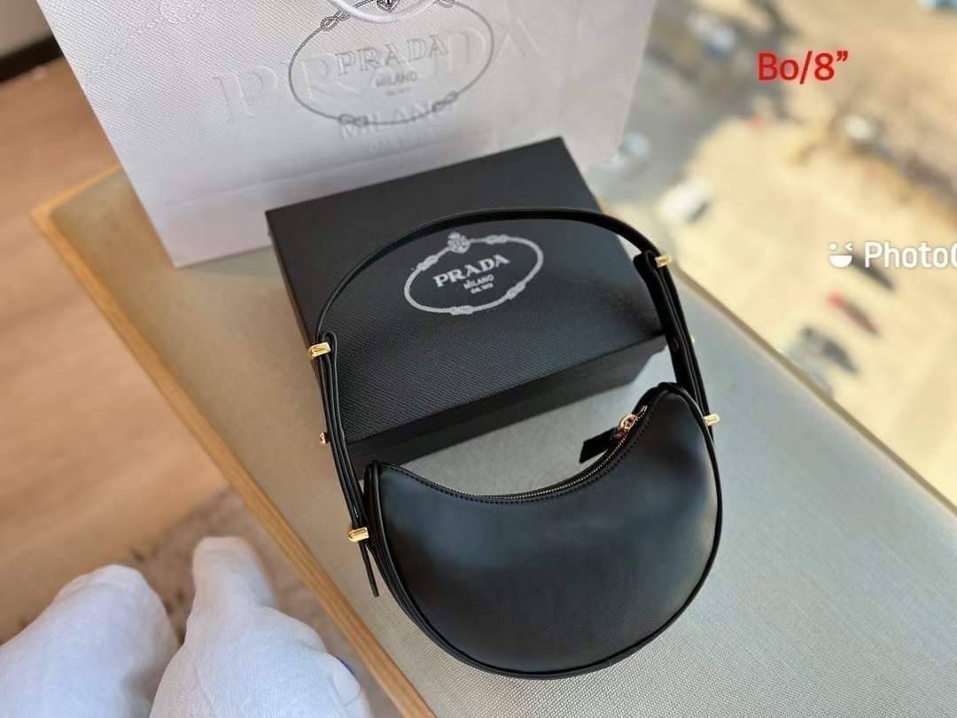 PRADA HOBO LEATHER SHOULDER BAG ฮอตไอเท็ม กระเป๋าถือ/สะพาย ทรงโฮโบ สวยผู้ดี ใช้งานง่าย โดดเด่นด้วยโลโก้สีทอง เปิด-ปิดด้วยซิป มีหูหิ้วในตัว ภายในเป็นช่องโล่ง ใส่ของสำคัญได้สบายๆ บอกเลยห้ามพลาดจ้า