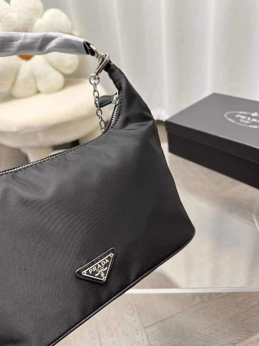 PRADA nylon shoulder bag กระเป๋าถือ/สะพายไหล่ พร้อมสายสะพายยาวโซ่สีเงินถอดได้ ขนาดกำลังดี ราคาน่ารัก อีกไอเท็มสุดคุ้มที่ทุกคนต้องได้มีสวยก่อนใคร!
